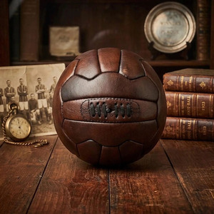 Balón de fútbol vintage al por mayor, hecho con cuero genuino, artesanía tradicional, costuras clásicas a bajo precio - Product Image 4