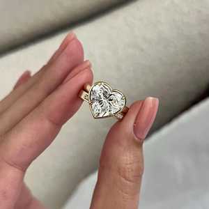 Ensemble de mariage en or jaune avec diamant en forme de cœur de 5 carats E VVS2 serti de griffes, bague de fiançailles de 2,8 mm et alliance demi-éternité de 3 mm - Product Image 2