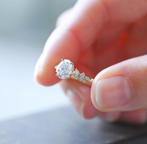 Bague de fiançailles en or 14 carats avec diamant de laboratoire ovale de 1,00 carat, clarté VS1, couleur F, solitaire avec accent de diamant, pour femmes élégantes - Product Image 4