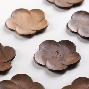 Ensemble de sous-verres en bois faits à la main en forme de fleur. Vaisselle de qualité supérieure en cerisier et noyer au design moderne pour la décoration de salons de thé et de cafés (vente en gros) - Product Image 1
