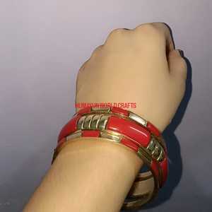 Bracelet en résine rouge de qualité supérieure avec détails dorés, fabriqué à la main pour un style élégant au quotidien, pour les occasions festives et pour les soirées. - Product Image 2
