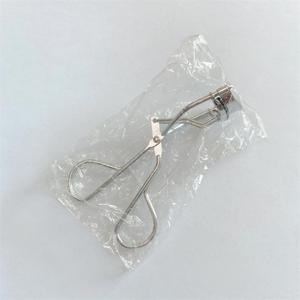 Recourbe-cils ergonomique pour toutes les formes de yeux avec des coussinets en silicone doux, outil de beauté durable en acier inoxydable pour une tenue longue durée - Product Image 6