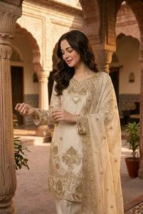 Ensemble de vêtements de fête en soie – Kurti brodé de créateur avec palazzo et dupatta - Product Image 2
