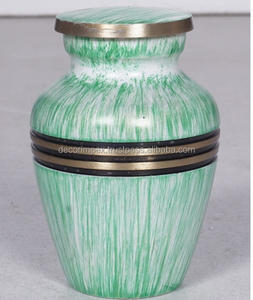 Urne funéraire moderne tendance en métal écologique avec des rayures vertes et blanches, bande en laiton noir, vase de table pour la décoration de la maison - Product Image 1