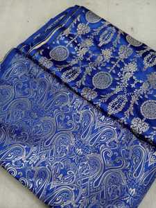 Tissu en soie brodée Banarasi bleu, tissé, pour sari ou costume, avec imprimé floral zari. - Product Image 2