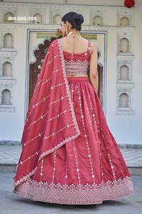 ชุดเลเฮนกา โจลี และผ้าคลุมไหล่ ผ้าไหมเนื้อดี งานปักลาย ดีไซน์ล่าสุด คุณภาพพรีเมียม จากผู้ผลิตและส่งออกทั่วโลก - Product Image 4