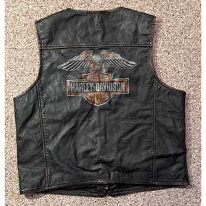 Veste de moto vintage en cuir véritable noir avec patch d'aigle au dos, fermeture éclair sur le devant, plusieurs poches et style motard classique pour homme - Product Image 2