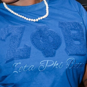 Camiseta Azul Chenille de la Hermandad Zeta Phi Beta para Mujer, con Letras Griegas, Manga Corta, Talla Estándar, Algodón Premium - Product Image 6