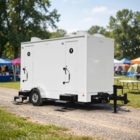 Remorque Sanitaire Portable de Luxe à 2 Portes et 4 Stations avec Toilettes à Chasse d'Eau, Éviers, Éclairage et Climatisation pour Événements Extérieurs