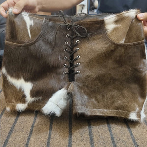 Shorts en fourrure tissée écologique à imprimé vache taille haute avec laçage sur le devant, style bohème pour femme - Product Image 3