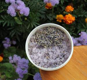 Cristaux de sel de bain exfoliants Calm Haven à la lavande botanique et au sel de l'Himalaya, écologiques, pour le soulagement du stress, avec huile parfumée, en sachet refermable - Product Image 6