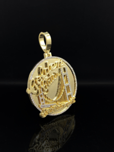 Colgante de Cadena Personalizado de Acero Inoxidable Estilo Hip Hop con Icónicos Diamantes y Circonitas Esmeriladas - Product Image 2