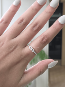 Anillo de Compromiso Ovalado de Oro de 2.30 Ct con Diamantes Cultivados en Laboratorio, Certificado IGI VS1, con Acentos de Baguette, Estilo Halo de Tallo Dividido y Engaste de Puntas, Lujoso para Novia - Product Image 1