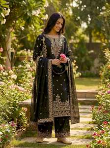 Costume en soie de créateur avec broderies lourdes et dupatta, tenue asiatique, Royaume-Uni - Product Image 3