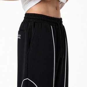 ONETEN APPAREL กางเกงวอร์มขายาวสีดำสำหรับผู้ชาย เอวยางยืด มีเชือกผูก แถบข้างสีขาว กางเกงทรงสปอร์ต - Product Image 2