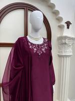 Burgunderrotes Seiden-Choli-Salwar-Kameez-Set mit Stickerei, Hochgeschlossener Knöchellanger Tunika, Traditionelles Indisch-Pakistanisches Party- und Hochzeitsoutfit