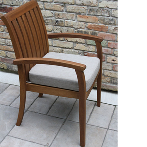 Silla de Comedor para Exterior de Madera de Teca con Reposabrazos Curvos y Cojín Tapizado - Product Image 1