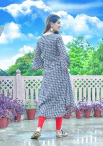 Kurta Azul de Algodón Cambray con Estampado Floral para Mujer, Diseño de Línea A, con Detalles de Espejo y Cuello Redondo, Mangas Tres Cuartos, Estilo Étnico Global - Product Image 2