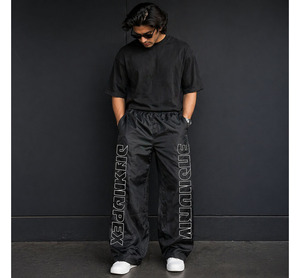 Pantalon de survêtement ample et respirant en nylon pour homme, style streetwear, avec broderie personnalisée, imperméable et coupe oversize - Product Image 3