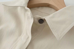 Camisa vaquera casual de mujer para otoño/invierno con pedrería, cuello vuelto, manga larga y corte cropped - Product Image 3