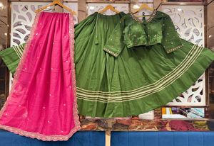Chaniya Choli con Base de Algodón, Blusa con Mangas Largas y Adornos Delanteros y Traseros, y Dupatta de Seda Vichitra con Trabajo de Calado, Ropa Étnica Tradicional - Product Image 6