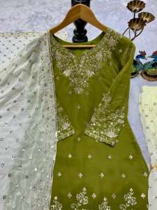 Ensemble de tenue Sharara exclusif pour célébrations, offrant élégance et charme pour les événements nuptiaux et les réceptions. Ensemble Sharara en gros. - Product Image 4