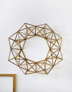 Escultura de pared moderna, arte de pared de metal dorado, decoración minimalista para el hogar, decoración de pared contemporánea, corona geométrica colgante de pared circular - Product Image 1