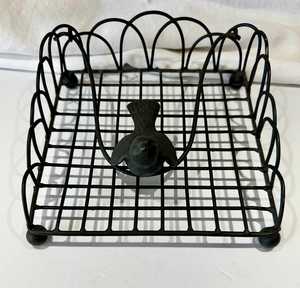 Porte-serviettes vintage en fer forgé, support en métal noir - Product Image 1