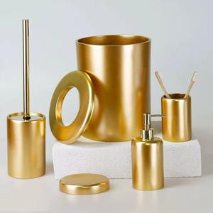 Ensemble luxueux d'accessoires de salle de bain en quatre pièces, comprenant une poubelle, un distributeur de savon, un porte-brosse à dents et une brosse WC. - Product Image 6