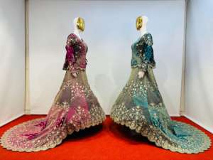 Rich Mahamantra Collection's Wedding Wear Top corto de terciopelo Lehenga Choli con Heavy Jarkan Work y Big Trail Allover Net Fabric - Product Image 3