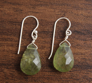 Boucles d'oreilles pendantes en argent sterling 925 massif, avec vésnonite verte naturelle facettée, enroulées de fil, bijoux fins pour femmes, vente en gros - Product Image 1