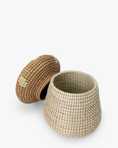 Une silhouette doucement arrondie qui les rend élégantes dans un espace de vie, un accent fonctionnel artisanal en forme de panier en jonc de mer. - Product Image 2