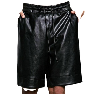 Short écologique pour homme en similicuir avec cordon de serrage et jambe large, motif uni, poches streetwear, short en similicuir pour homme - Product Image 1