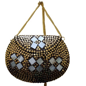 กระเป๋าโลหะแฟชั่นสำหรับเด็กผู้หญิงพร้อมลูกปัดเปลือกหอยสำหรับใส่ไปปาร์ตี้ผลิตโดย GC-BG-102อินเดีย - Product Image 1