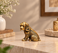 Statue de chien en laiton artisanale, petite figurine de chiot assis, finition or antique, sculpture d'animal détaillée, chien décoratif en métal