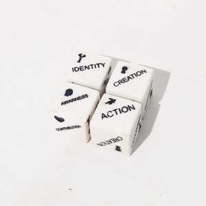 Dados de resina para juegos hechos a mano, diseños personalizados, dados para juegos de niños. - Product Image 2