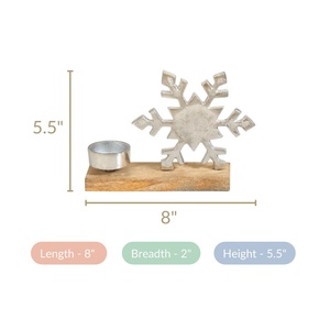 Porte-bougie en métal argenté en forme de flocon de neige sur une base en bois rustique, parfait comme centre de table pour les fêtes d'hiver et comme décoration festive de Noël. - Product Image 4