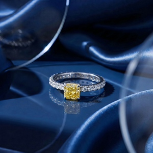 Bague de fiançailles solitaire en diamant jaune de laboratoire taille coussin, avec bande pavée en or blanc, bijou fin pour promesse ou mariage, cadeau - Product Image 5