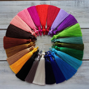ที่คั่นหนังสือผ้าไหมเทียมสีทองเข้มขอบพู่ทำจากเรซิน - Product Image 5