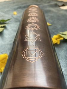 Bouteille d'eau écologique en cuivre noir mat et or rose avec motif Chakra, portable pour les voyages, avec couvercle - Product Image 3