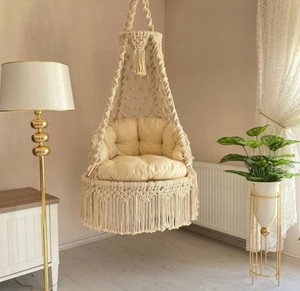 Hamac suspendu en macramé fait main, décoration bohème, coussin inclus - Product Image 1