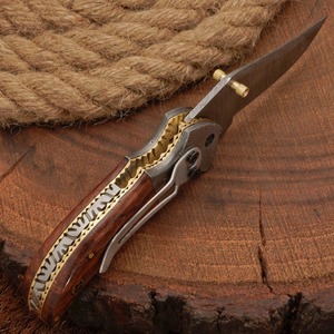 Couteau pliant de camping artisanal de qualité industrielle en acier Damas avec manche en bois et étui en cuir - Product Image 4