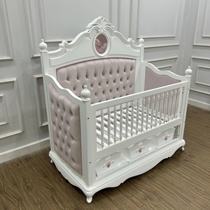 Lit bébé classique de luxe en bois avec tête de lit rembourrée et tiroirs de rangement, mobilier élégant pour chambre de bébé, vente en gros - Product Image 2