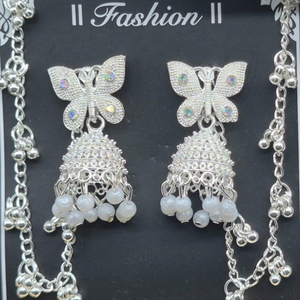 Boucles d'oreilles Jhumka papillon plaqué argent avec perles blanches et chaînes de soutien à franges – Lot en gros - Product Image 1