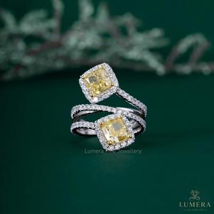 Bague de fiançailles de luxe Toi et Moi en or 9k/10k/14k/18k avec diamant jaune fantaisie de laboratoire taille coussin et double halo, clarté VVS - Product Image 1
