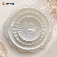 Set Piring Makan Bone China Label Pribadi Putih Berpinggiran Bergelombang Lapisan Mengkilap OEM/ODM Dapat Disesuaikan Grosir Piring Keramik