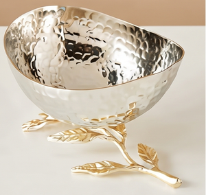 Bol de service en métal martelé avec accents en forme de feuilles, parfait pour les fruits, les collations, les noix, idéal pour la décoration de table dans les hôtels et les restaurants. - Product Image 1