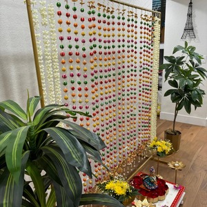 Guirlande murale décorative florale en perles de lotus roses avec pompons pour la maison, le temple, les mariages, les festivals et les décorations de fête - Product Image 4