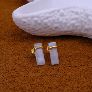 Pendientes de Barra Rectangular de Piedra Lunar Arcoíris, Chapados en Oro sobre Latón, Hechos a Mano, Joyería de Piedras Preciosas Geométricas Minimalistas de Moda - Product Image 1
