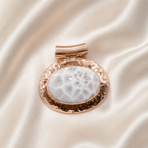 Collier pendentif en larimar rose et natrolite, en argent 925 pur, plaqué or rose et or jaune, fait main, martelé, bijoux de guérison pour elle - Product Image 4